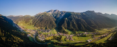 Das Dorf der Aussichtspunkte – St. Anton am Arlberg versprüht nicht nur im Tal, sondern auch aus der Vogelperspektive seinen ursprünglichen Tiroler Charme. © TVB St. Anton am Arlberg/Fotograf Patrick Bätz