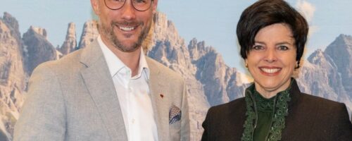 Tourismuslandesrat Mario Gerber und Tirol Werbung-Geschäftsführerin Karin Seiler blicken zufrieden auf die abgelaufene Wintersaison. © Tirol Werbung / Die Fotografen
