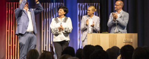 (v.r.) Tourismuslandesrat Mario Gerber, Susanne Endl (Vorstand Hypo Tirol Bank) und Tirol Werbung-Geschäftsführerin Karin Seiler überreichten den Tirol Touristica Award für Innovation und Nachhaltigkeit an Hermann Ruepp (Obmann TVB Naturparkregion Reutte) für Reutte on Ice. © Die Fotografen