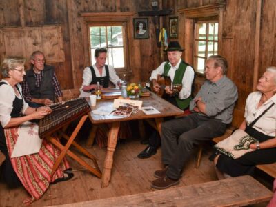 Tag der Volksmusik bringt traditionelle Klänge ins Museum Tiroler Bauernhöfe