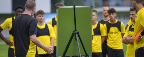 © Trainingsbesprechung mit Trainer Mike Tullberg (c) BVB