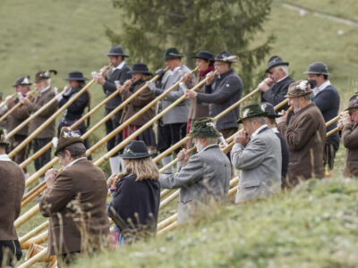 Musikalisches Gipfeltreffen im Bergherbst: 180 Alphornbläser beim internationalen Treffen am Hahnenkamm