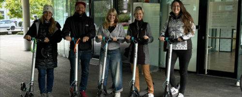 Gemeinsame Fahrt zum Mittagessen mit dem E-Scooter statt mit dem Auto. © TVB Silberregion Karwendel