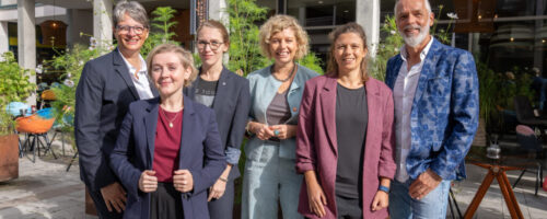 Im Bild von links: GF Sabine Mair (TVB Kufsteinerland), Nachhaltigkeitskoordinatorin Theresa Gorbach, Kulturmanagerin Maria Reitberger, Auditorin Dr. Michaela Hölz vom Verein für Konsumentenschutz, GF Melanie Steinbacher (Regionalmanagement KUUSK), Obmann Georg Hörhager (TVB Kufsteinerland). Pressefoto TVB Kufsteinerland © PEAKMEDIA_Herbert_Oberhofer