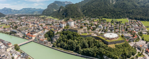 Auf die Festung, fertig, los! Am Tag der offenen Festungstür gibt es freien Eintritt, Sonderführungen zu verborgenen Plätzen, Frühschoppen mit Musik, kindergerechte Führungen u. v. m. Gefeiert wird, dass die Festung Kufstein seit 100 Jahren im Besitz der Stadtgemeinde Kufstein ist. © TVB Kufsteinerland/Chris Borg © © 2022 Dominik Zwerger, all rights reserved.