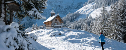 Die schöne Zirbenkapelle auf der Schönangeralm Wildschönau Auffach © Wildschönau Tourismus