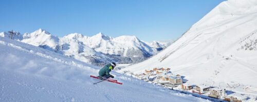 Ob Skifahrer:in oder Snowboarder:in, Anfänger:in oder Profi: Mit dem SKI plus CITY Pass Stubai Innsbruck findet garantiert jeder das ideale Skigebiet für sich. © Innsbruck Tourismus/Christian Vorhofer