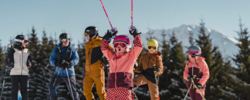 Hoch die Hände! Beim Skifahren in Berwang kommt die gute Laune nicht zu kurz © Tiroler Zugspitz Arena, Sam Oetiker