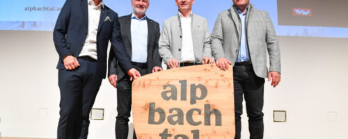 Landesrat Mario Gerber mit dem neu gewählten Vorstand Fritz Fischler (1. Obmann-Stellvertreter), Obmann Frank Kostner und Georg Lenk (2. Obmann-Stellvertreter).  © Alpbachtal Tourismus/Grießenböck