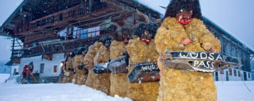 Die Perchten in Breitenbach am Inn ziehen mit schaurigen Holzmasken und Kostümen aus Maisblättern durch das Dorf, um böse Geister zu vertreiben. © Alpbachtal Tourismus/Bernhard Berger