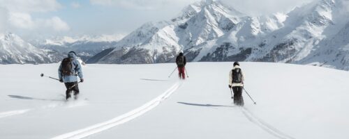 Nach dem Aufstieg folgt die Abfahrt – das sportliche Skigebiet von St. Anton am Arlberg eignet sich für Off-piste-Vergnügen aller Art, ob aus eigener Kraft oder per Bergbahn. © TVB St. Anton am Arlberg/Roman Huber