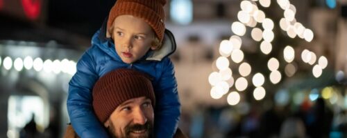 Gemeinsam staunen, genießen und sich freuen – Adventmärkte in Tirol verzaubern Menschen jeden Alters mit der einzigartigen Weihnachtsatmosphäre © Tirol Werbung, Bert Heinzlmeier