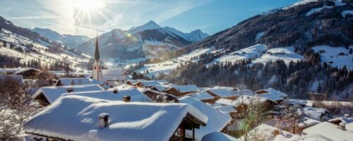 Im Bergdorf Alpbach gehen die beiden Schauspieler auf Entdeckungsreise © Alpbachtal Tourismus