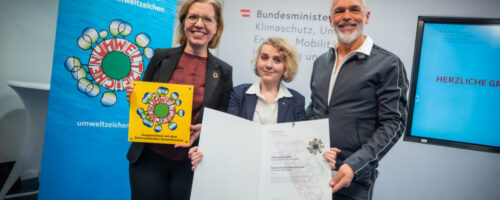 Bundesministerin Leonore Gewesner, Nachhaltigkeitskoordinatorin Theresa Gorbach und Obmann Georg Hörhager vom TVB Kufsteinerland. (C) BMK Cajetan Perwein © BMK Cajetan Perwein