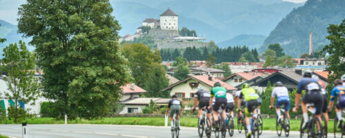 Kufsteinerland Radmarathon: Mit der Festung im Blick führen die letzten Kilometer wieder zurück an den Oberen Stadtplatz in Kufstein. © TVB Kufsteinerland/Martin Bihounek