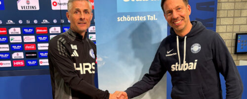 Kees van Wonderen, Trainer von Schalke 04 mit Adrian Siller, Obmannn des Tourismusverbandes Stubai Tirol bei der Besiegelung des Sommertrainingslagers 2025