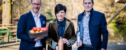 Tourismuslandesrat Mario Gerber, Tirol Werbung-Geschäftsführerin Karin Seiler und Florian Kuenz von der Naturbrennerei Kuenz (v.l.) informierten beim Pressefrühstück zur Bedeutung regionaler Spezialitäten für Tirols Urlaubsgäste. © Tirol Werbung / Christoph Soeder