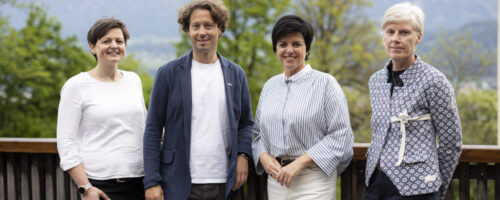 Martina Foidl (Tourismusverband St. Johann i.T.), Michael Walzer (Tirol Werbung), Karin Seiler (Tirol Werbung-Geschäftsführerin) und Petra Wolffhardt (erste Projektleiterin des Adlerwegs, v.l.) © flo taibon / taibonfotografie.at