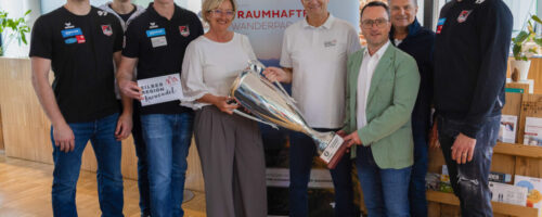 GF Elisabeth Frontull, Obmann Andreas Jenewein und Vorstand Manfred Berkmann haben einem Teil der Mannschaft persönlich zum verdienten Sieg gratuliert © TVB Silberregion Karwendel