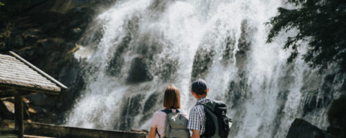 Der Sandeswasserfall im Mühlendorf Gschnitz beeindruckt mit seiner natürlichen Kraft und einer Umgebung, die für Ruhe, Erholung und frische Hochgebirgsluft steht – ideale Bedingungen für einen regenerativen Aufenthalt. © Tourismusverband Wipptal | Johannes Bitter