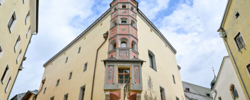 Nach seinem jahrelangen Dornröschenschlaf eröffnet am 1. Juni das Hotel Traube in Rattenberg. © Gabriele Grießenböck