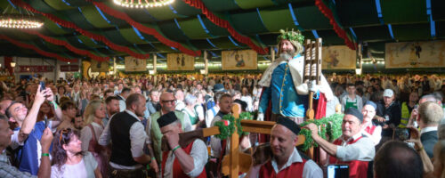 Bierkönig Gambrinus beim Einzug zur offiziellen Eröffnung 2025 © Zillertal Bier / Franz Oss
