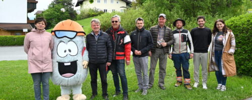 v. l. Martina Foidl (GF TVB), Yappy Yapadu, Bürgermeister Hans Schweigkofler, TVB-Vorstand Reinhard Gamper, Andreas Unterberger (Stv. GF TVB), Stefan Trixl (TVB), Daniel Brandtner (TVB), Gerhard Buchegger („Erfinder“ von Yappy Yapadu) und Tatjana Brankovic (TVB) bei der Eröffnung des neuen Rätselwegs. © Monika Pletzer