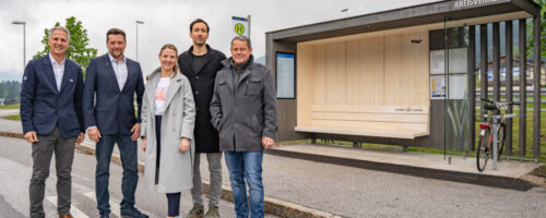 V.l.n.r.: Lukas Krösslhuber (GF TVB Wilder Kaiser), Georg Horngacher (Vorstand TVB Wilder Kaiser), Julia Steiner (Bereichsleitung Nachhaltigkeit & Partnerschaften Tirol Werbung), Thomas Niederberger (Architekturbüro Snøhetta) und Wolfgang Knabl (Bürgermeister Söll) vor der neuen Bushaltestelle „Söll Kreisverkehr“. (c) gphoto © gphoto
