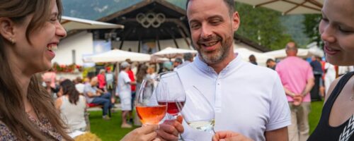 Das Tiroler Winzerfest im Kurpark Seefeld verspricht unbeschwerte Stunden in entspanntem Ambiente. © Region Seefeld