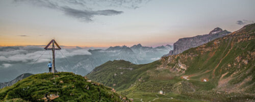 Der Gschnitztaler Hüttenstern führt sternförmig zu sechs bewirtschafteten Hütten rund um das Bergsteigerdorf Gschnitztal – Panoramablicke wie dieser sind dabei inklusive. © TVB Wipptal | Judith Hammer