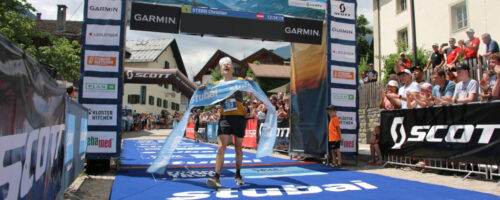 Lokalmatador Christian Stern gewann nach 78 Kilometern und knapp 6.000 Höhenmetern den anspruchsvollen Stubaier Höhenweg und krönte seine Leistung. © TVB Stubai Tirol