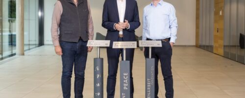 Projektstart zum 80-jährigen Jubiläum des European Forum Alpbach: Die drei neuen Info-Stelen machen die Werte des Forums im Dorf Alpbach sichtbar. (v.l.n.r.): Markus Bischofer (Bürgermeister Alpbach), Thomas Kahn (Geschäftsführer Congress Centrum Alpbach), Frank Kostner (Obmann TVB Alpbachtal & Tiroler Seenland) © Matthias Sedlak