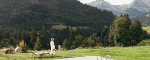 Gerade im Herbst suchen Gäste oft gezielt nach Orten, die Wellness, Kulinarik und Landschaft in einem verbinden. Im Hotel Rehbach im Tannheimertal könnte man fündig werden. © Daniel Zangerl