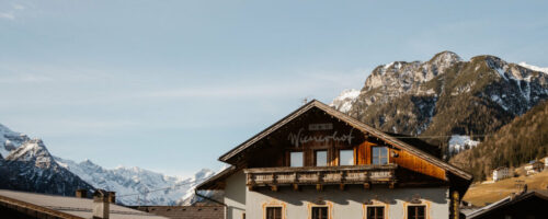 Der über 300 Jahre alte Wienerhof in Trins beherbergt heute ein modernes Konzept für Workation, Co-Living und Retreats inmitten der alpinen Kulisse des Wipptals. © TVB Wipptal