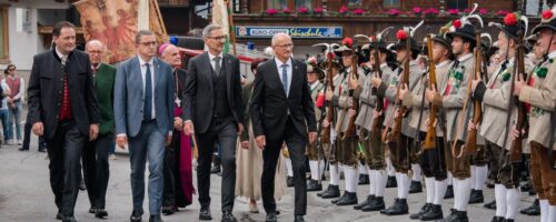 Der Landesübliche Empfang zum Forum-Auftakt im Herzen von Alpbach. © EFA/Andrei Pungovschi