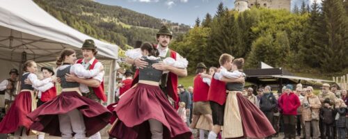 Tradition hautnah erleben: Im Tiroler Oberland wird Brauchtum gefeiert – mit Musik, Tanz und regionaler Kulinarik vor eindrucksvoller Bergkulissen. © Rudi Wyhlidal