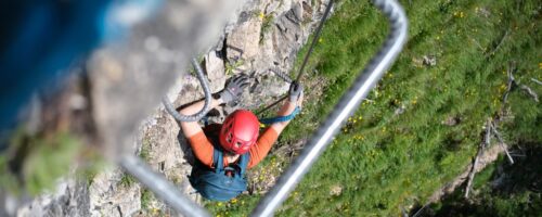 Drahtseil, Karabiner, Konzentration – wer im Wipptal unterwegs ist, erlebt die Berge aus nächster Nähe. © TVB Wipptal | Helena Beermeister
