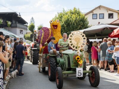 Farbenmeer und Figurenvielfalt: Rückblick auf den 33. Kirchberger Blumencorso