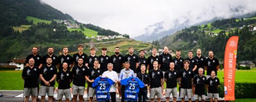 Trikotübergabe des TVB Stuttgart an den Tourismusverband Zell-Gerlos, Zillertal Arena mit Obmann Ferdinand Lechner jun., Geschäftsführer Christian Daum und Stefan Egger vom Hotel Theresa © TVB Stuttgart, Tom Weller