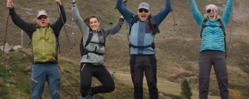 1.204 Teilnehmer machten sich beim 52. Silvretta Ferwall Marsch auf den Weg, um die Schönheit der Paznauner Alpen auf vier abwechslungsreichen Strecken zu erleben – von der familienfreundlichen Route über 13,5 Kilometer bis zur herausfordernden Marathon-Distanz mit 42,2 Kilometern und 1.779 Höhenmetern. © TVB Paznaun – Ischgl