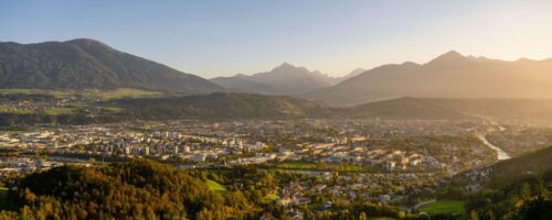 Zwischen Berg und Stadt: Die Region Innsbruck ist auch im Herbst ein wahres Paradies für gemütliche und anspruchsvolle Naturliebhaber:innen. © Innsbruck Tourismus/Markus Mair