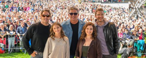 Die Bergdoktor-Stars heizten den mehr als 4.500 Fans am Hexenwasser ordentlich ein. V.l.n.r.: Mark Keller, Ylvi Unertl, Hans Sigl, Ronja Forcher und Heiko Ruprecht. © TVB Wilder Kaiser/Sabine Holaubek