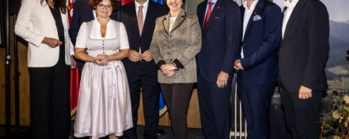 Abgeordnete zum Europäischen Parlament Sophia Kircher, Tirols Landeshauptmann Anton Mattle, Staatssekretärin im Bundesministerium für Wirtschaft, Energie und Tourismus Elisabeth Zehetner, EU-Kommissar für nachhaltigen Verkehr und Tourismus Apostolos Tzitzikostas, Geschäftsführerin der Tirol Werbung Karin Seiler, Bundesminister für Innovation, Mobilität und Infrastruktur Peter Hanke, Tourismuslandesrat Mario Gerber und Salzburgs Landeshauptfrau-Stellvertreter Stefan Schnöll (v.l.n.r) © Tirol Werbung / Jan Hetfleisch