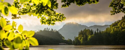 Grenzenlos Wanderweg führt über den idyllischen Hechtsee in Kufstein. © TVB Kufsteinerland / Max Draeger