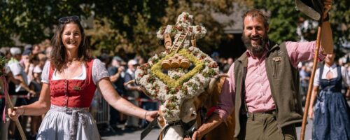 Feierstimmung im Pitztal: Der traditionelle Almabtrieb zieht jährlich tausende Besucher an © SeverinWegener